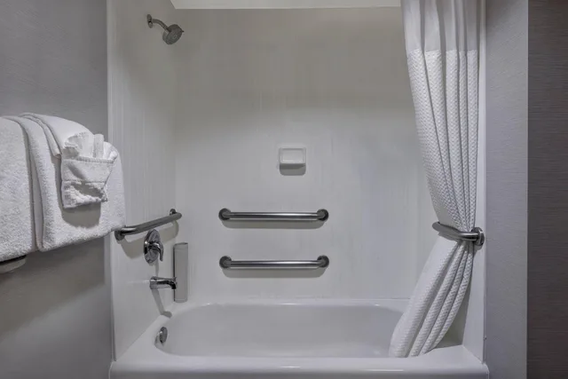 جناح بسرير كينج مع أريكة، Courtyard By Marriott Portland Southeast Clackamas 8/10