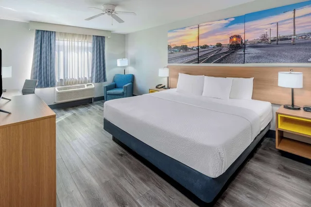 Suite, King Bed, Days Inn By Wyndham Lamar 2/5