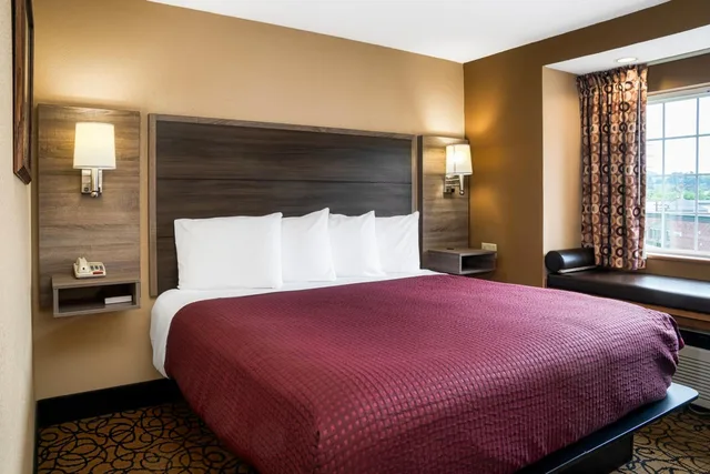 Room, King Bed, Guest Inn Pigeon Forge 3/10