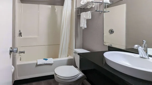 غرفة قياسية بسريرين كوين، Motel6 Danvers, MA - Boston North 4/5