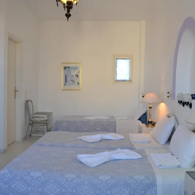 غرفة ثلاثية، Melina Hotel 2/3