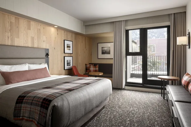 Junior, Studio, King Bed, Balcony, Peaks Hotel & Suites 2/10