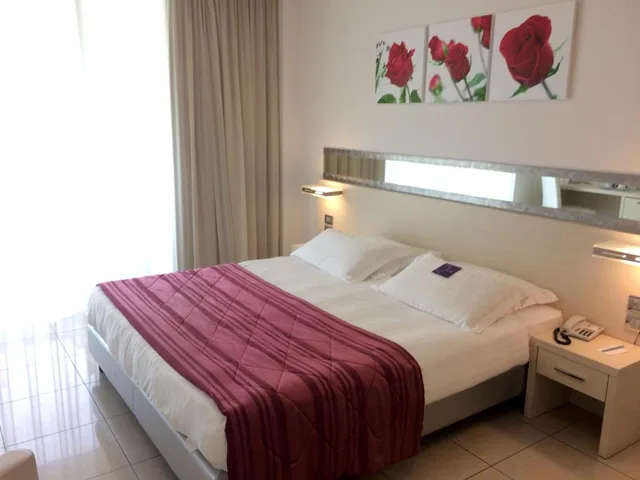 Classic, Double Bed, Side Sea View, Terrace, MERCURE RIMINI ARTIS 2/8