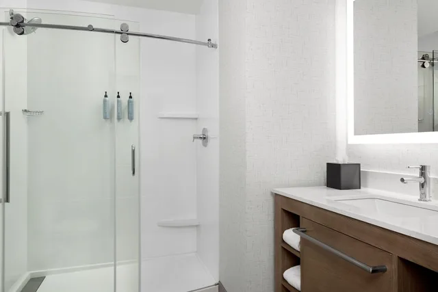 جناح بسريرين كوين بغرفة نوم واحدة مع أريكة، Residence Inn by Marriott Ocean Township 3/3