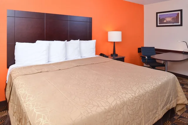 غرفة بزنس بسرير كينج للمدخنين، Americas Best Value Inn Pittsburgh Airport 1/2