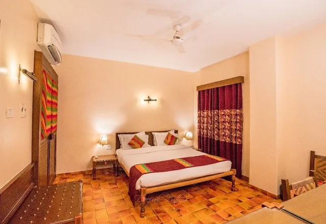 Deluxe, Queen Bed, PALACE ON GANGES 4/10
