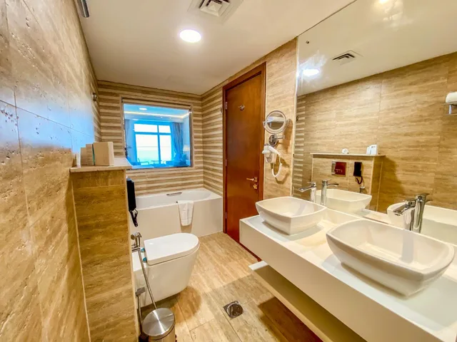 جناح جونيور بإطلالة على البحر بشرفة، Mirage Bab Al Bahr Beach Hotel 6/8