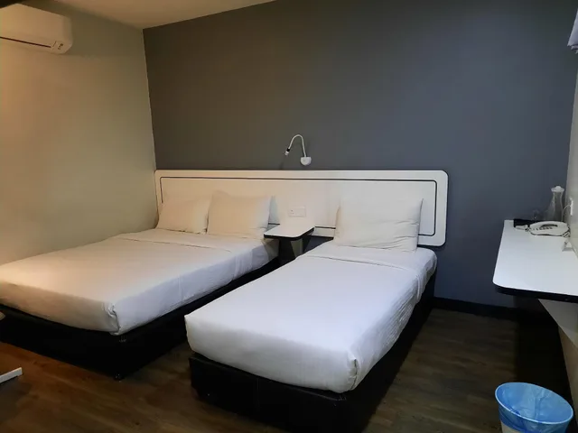 Deluxe, Triple, 1 Queen and 1 Single Bed, Swing & Pillows at Kota Kemuning Selangor 2/2