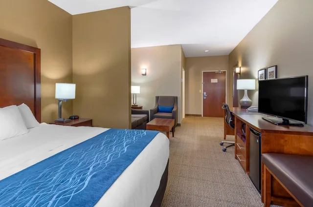 غرفة ديلوكس بسرير كينج، Comfort Inn & Suites Lynchburg Airport - University Area 6/10