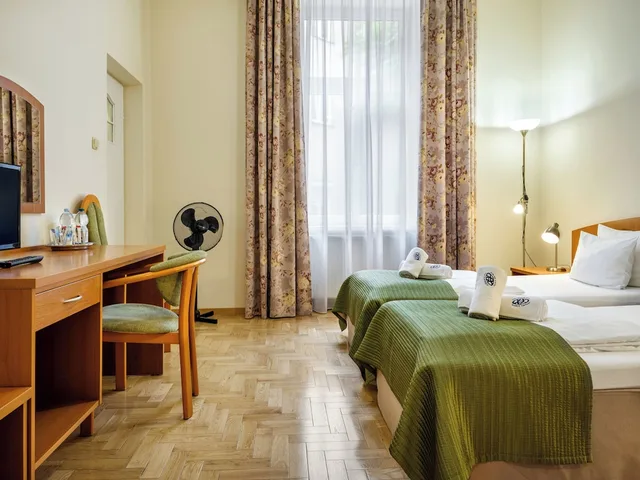 غرفة بسريرين منفصلين بحمام خاص، Kosmopolita Rooms Apartments Krakow 6/10