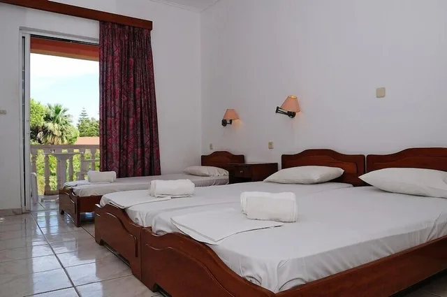 غرفة كلاسيكية ثلاثية بسرير مزدوج وسرير فردي، Hotel Sydney Greece 2/2