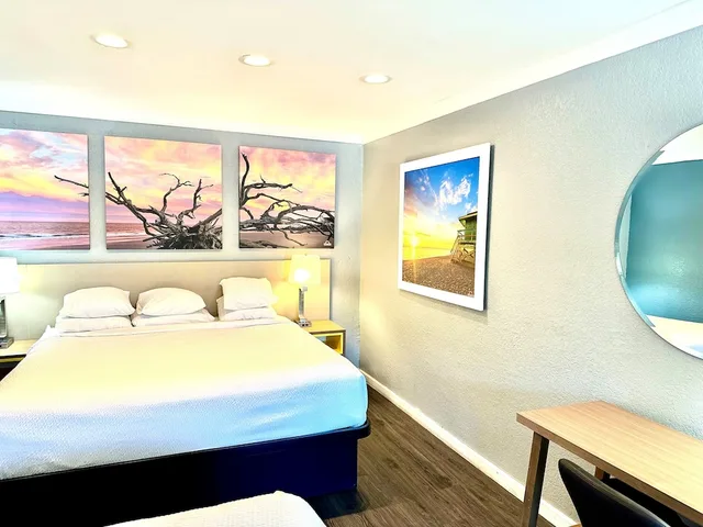 غرفة بسرير كينج وسريرين مزدوجين، Days Inn By Wyndham Pensacola - Historic Downtown 2/4