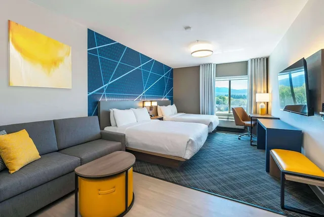 غرفة بسريرين كوين مع أريكة، Comfort Suites Kelowna, BC 1/4