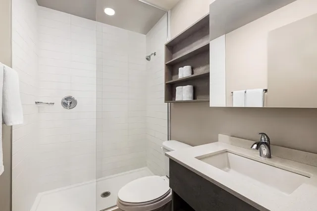 جناح بسرير كينج وسرير كوين بغرفة نوم واحدة، Microtel Inn & Suites Montreal Airport-Dorval QC 3/3
