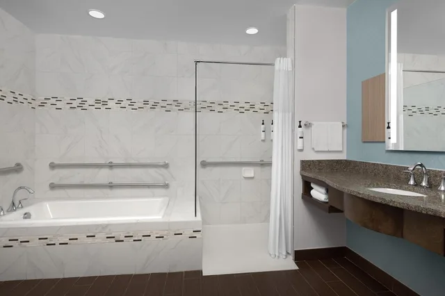 جناح بسريرين كوين لذوي الإعاقة، Hilton Garden Inn Greensboro Airport 6/9