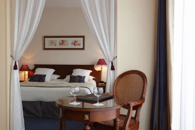جناح بسرير كينج بشرفة، Amiral Hotel 2/2