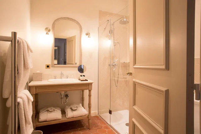 جناح جونيور بسرير كوين، Chateau de Fonscolombe 8/8