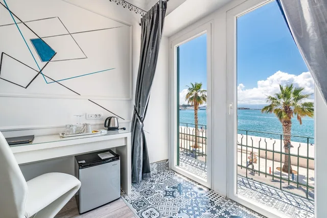 غرفة بريستيج بسرير كوين بإطلالة على البحر بشرفة، Galeria Valeria Seaside Downtown - MAG Quaint & Elegant Boutique Hotels 6/6