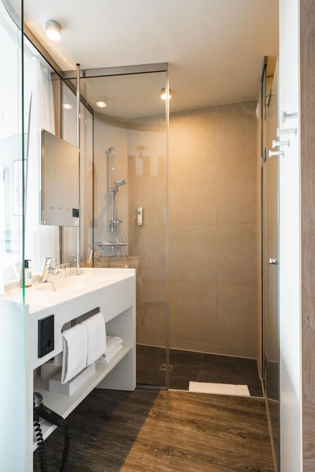 Deluxe, King Bed, Lateral Side Sea View، a-ja Warnemuende. Das Resort 7/7