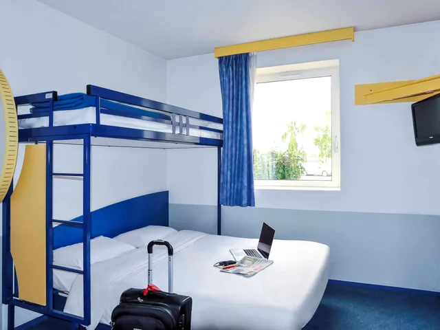 غرفة ثلاثية بسرير مزدوج وسرير بطابقين، Ibis Budget Rennes Cesson 8/10
