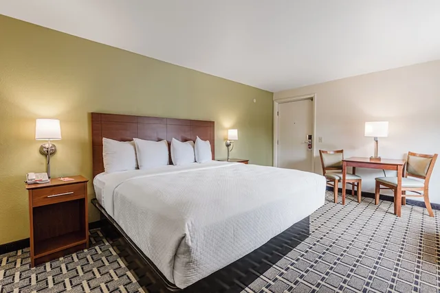 غرفة قياسية بسرير كينج، Econo Lodge Cherokee, NC 5/7