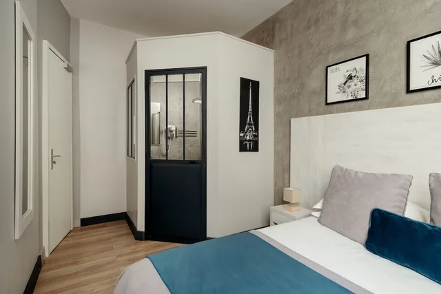 غرفة كلاسيكية بسرير كوين بإطلالة على الفناء، HOTEL D'ARGENSON 1/3