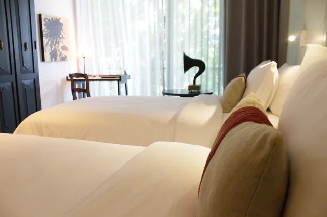 Serene, HOTEL DES ARTISTS PING SILHOUETTE 8/9