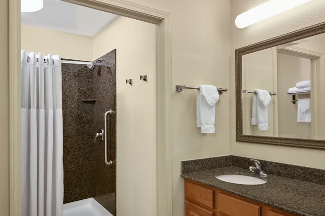 غرفة بسرير كينج وسرير كوين لذوي الإعاقة، Staybridge Suites Milwaukee Airport South 3/4