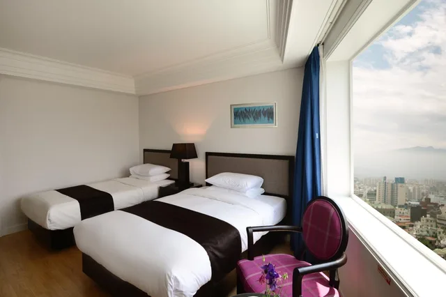غرفة قياسية بسريرين منفصلين بإطلالة على المدينة، Jeju Oriental Hotel & Casino 4/7