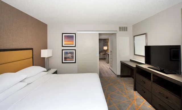 غرفة بسرير مزدوج مع أريكة لذوي الإعاقة، Embassy Suites by Hilton Cincinnati Northeast Blue Ash 1/10