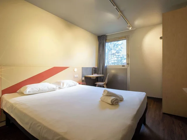 Room, Triple, 1 Double and 1 Single Bed, ibis budget Avignon Centre 1/4