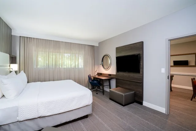 غرفة بريميوم بسرير كينج بإطلالة على البحيرة بحوض استحمام لذوي الإعاقة، Crowne Plaza Atlanta SW Peachtree City 3/5