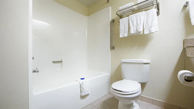جناح بسرير كينج مع أريكة بحوض جاكوزي، Best Western Hiram Inn & Suites 4/4