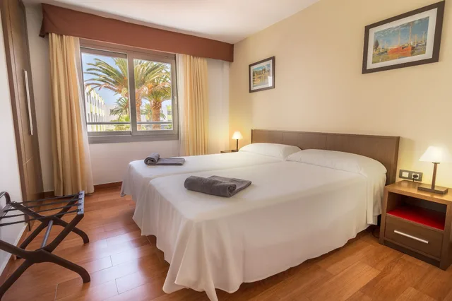 غرفة بريميوم بسريرين منفصلين مع أريكة، Hotel LIVVO Corralejo Beach 2/5