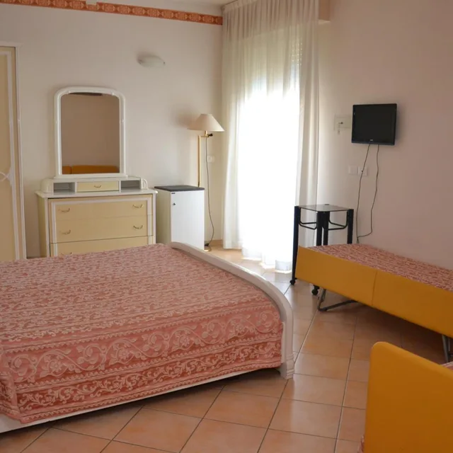 غرفة ثلاثية، Hotel Perticari 3/6