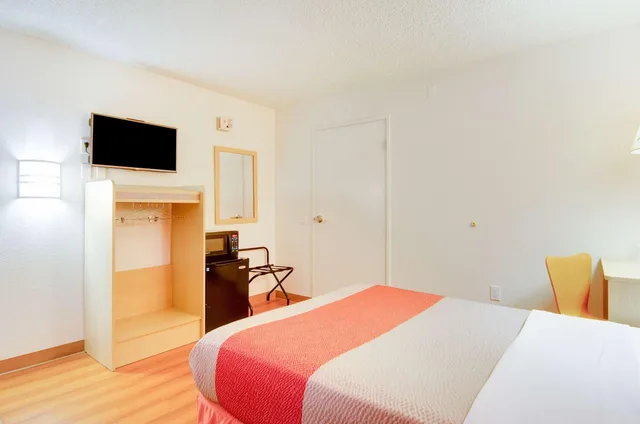 1 Full Bed ADA/Tub/Micfridge، Motel6 Tacoma, WA - Fife 1/4