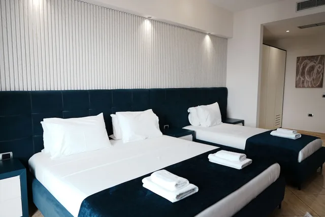 غرفة سوبيريور رباعية بسرير كوين وسرير فردي بإطلالة على البحر بشرفة مع أريكة، Blue Sky Hotel 4/10