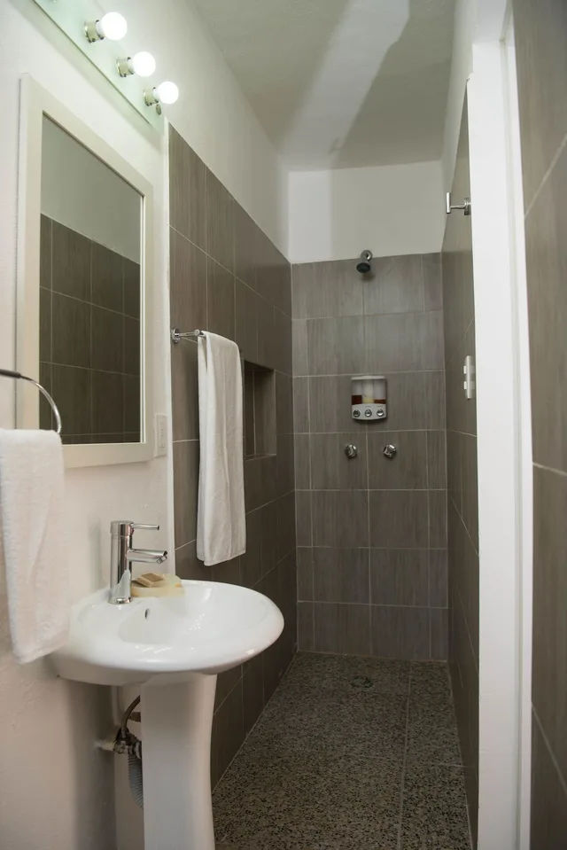 جناح شهر العسل بسرير كينج بإطلالة على الفناء مع أريكة بمطبخ صغير، Ocean Zen Suites 4/4