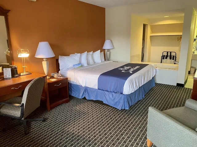 Room, King Bed, Smoking, Accessible, Days Inn by Wyndham Morehead 2/4
