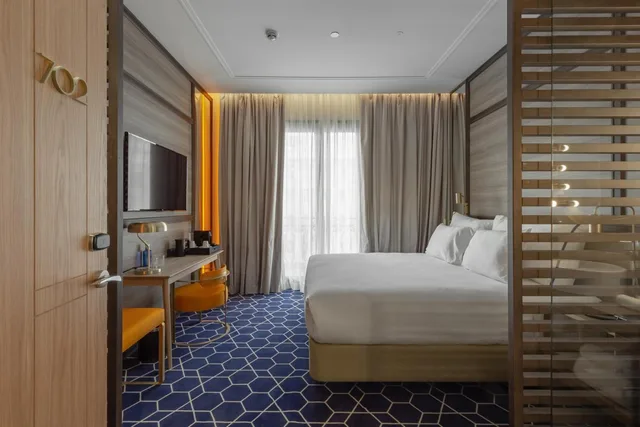 غرفة بريميوم غراند بسرير كينج بشرفة بإطلالة، Pestana CR7 Gran Vía 4/10
