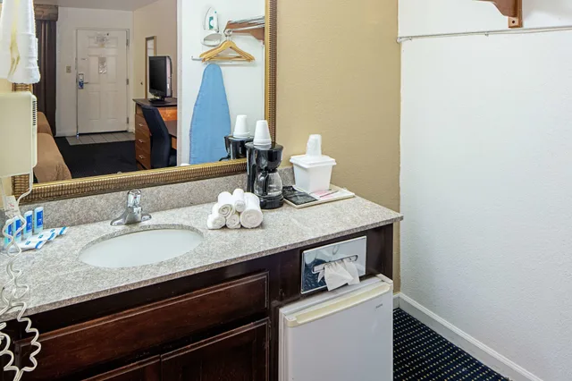 غرفة قياسية بسريرين كوين، Rodeway Inn At Nevada State Capitol 7/7