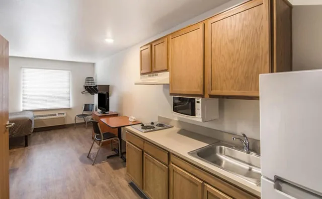 جناح بسرير كينج مع أريكة لذوي الإعاقة، WoodSpring Suites Port Orange - Daytona Beach 9/9