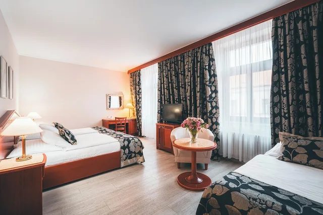 غرفة قياسية ثلاثية بثلاثة أسرّة، Carlton Hotel 1/10