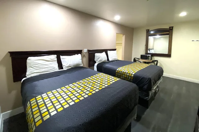 Room, Multiple Beds, Smoking، Robinhood Motel Anaheim West 3/7