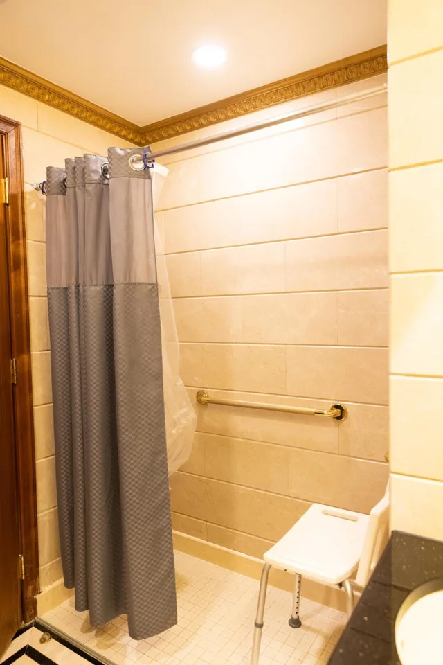 غرفة بسرير كينج لذوي الإعاقة، The Allen Hotel 6/6