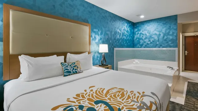جناح بسرير كينج بحوض جاكوزي، Best Western Plus Houston Atascocita Inn & Suites 1/3