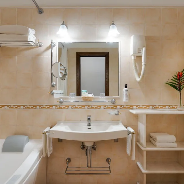 غرفة سوبيريور بسرير مزدوج بإطلالة جزئية على البحر، Hotel Villa Schuler 5/6