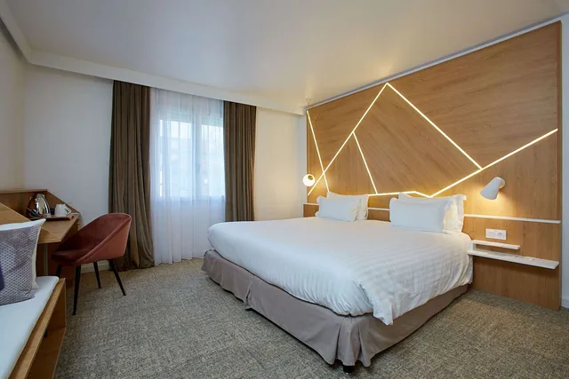 غرفة سوبيريور كبيرة بسرير كينج بشرفة، Best Western Plus Paris Meudon Ermitage 1/2