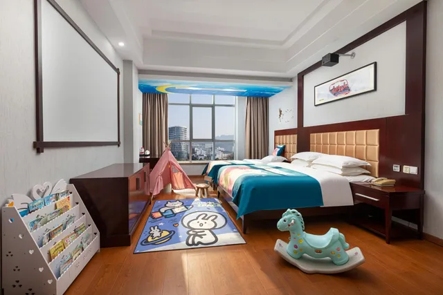 غرفة عائلية بسرير كينج وسرير فردي بإطلالة على الجبل، Ramada by Wyndham Zhangjiajie Tianmen Mountain 6/10