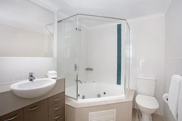 2 Bedrooms, Suite, 1 Queen and 1 Double Bed, Hinterland Town View, Sofa، Mantra Ettalong Beach 7/7